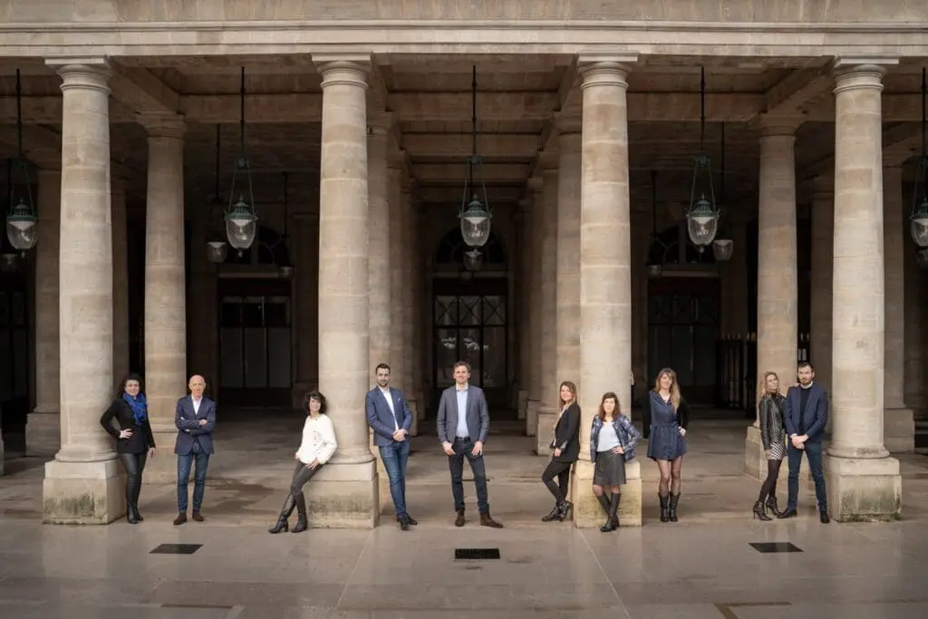 Photo d’équipe réalisée pour une agence immobilière Laforêt à Paris après une séance de portraits corporate en entreprise