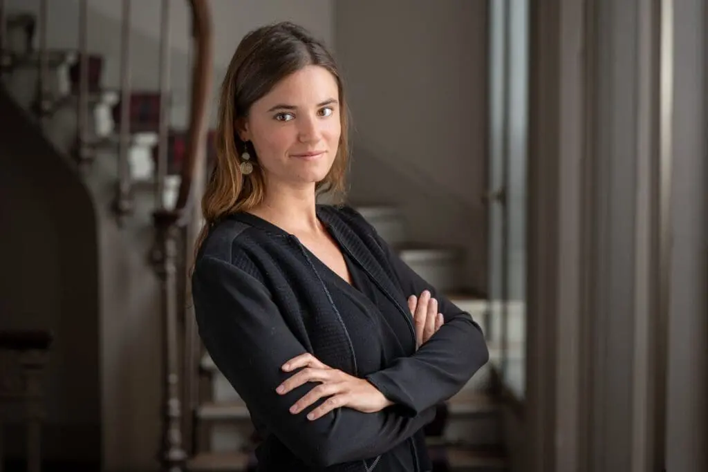 Portrait professionnel réalisé dans les bureaux de PVAL à Paris avec lumière naturelle dans un escalier haussmannien