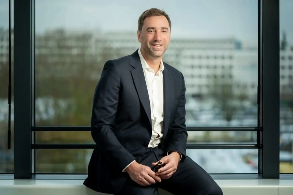 Portrait professionnel du président France de la société Olympus réalisé dans son bureau en région parisienne