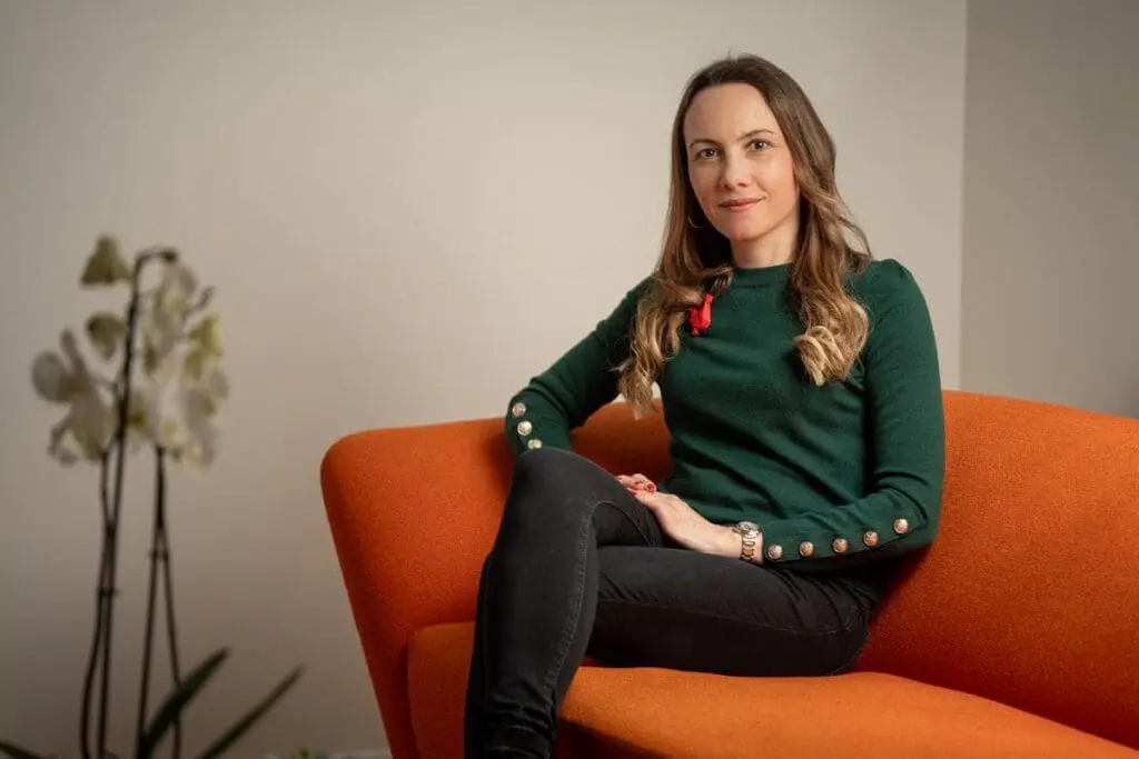Portrait de Julie Huguet, directrice de la French Tech, réalisé en intérieur avec un mélange de lumière naturelle et artificielle