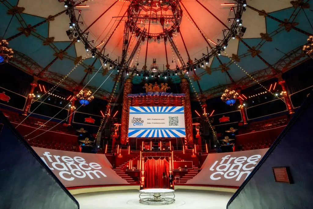 Rotonde du Cirque d'Hiver à Paris aménagée pour une soirée d'entreprise organisée par Freelance.com.
