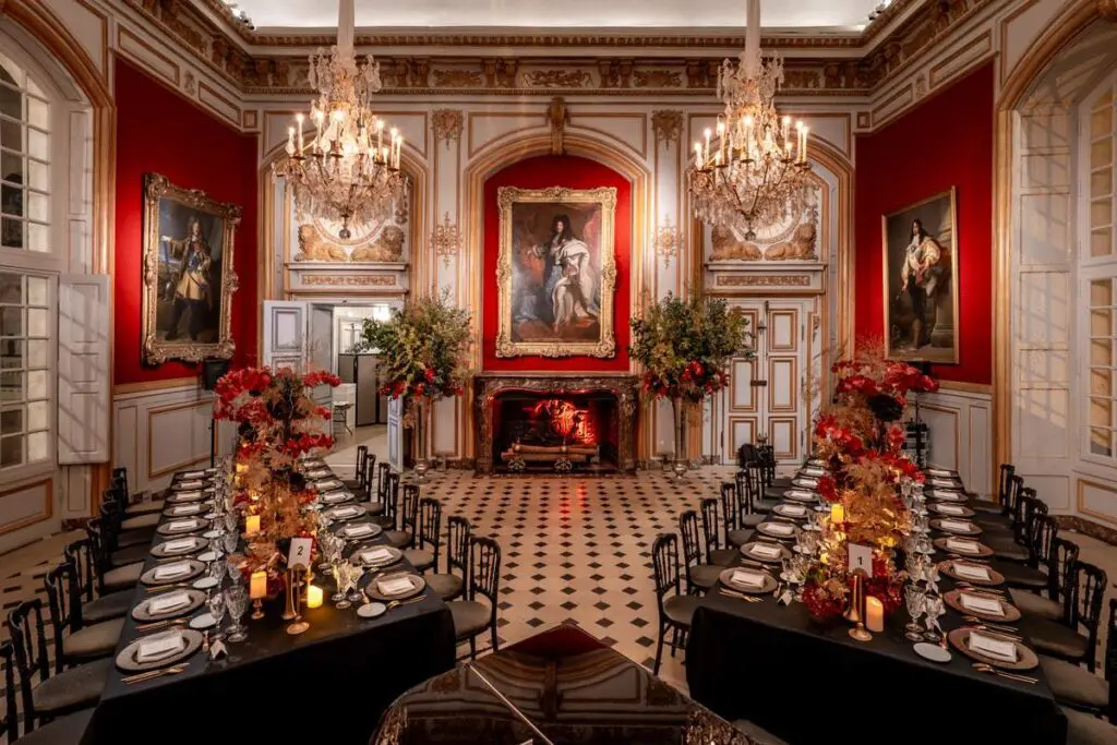 Tables dressées dans un salon des Invalides à Paris quelques minutes avant l'arrivée des invités pour un dîner d'entreprise.