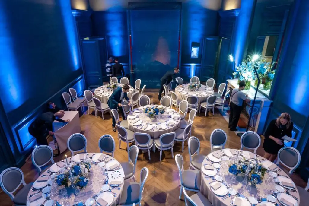 Salon du Musée du Louvre aménagé pour un dîner privé réunissant les collaborateurs et clients d'une entreprise américaine après la fermeture du musée.