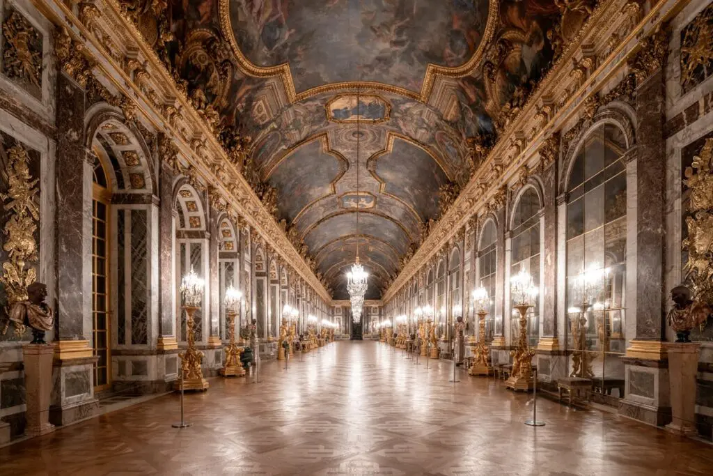 Galerie des Glaces du Château de Versailles entièrement vide lors de la privatisation du château pour un événement d'entreprise.