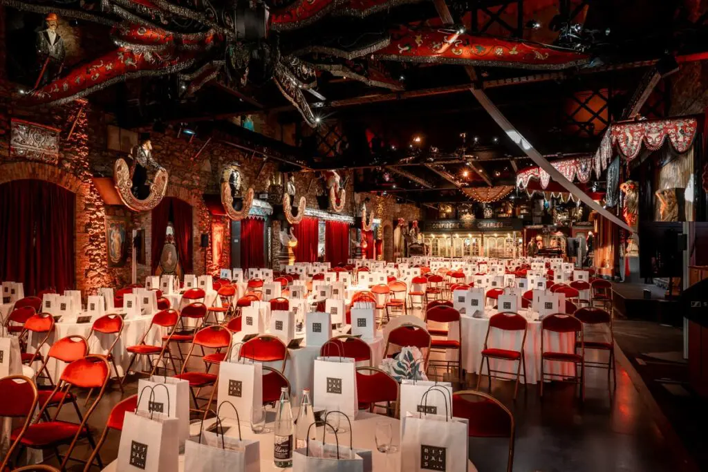 Grande salle du Théâtre du Merveilleux au Musée des Arts Forains à Paris, aménagée pour le kick-off d'entreprise de Rituals avant l'arrivée des invités.