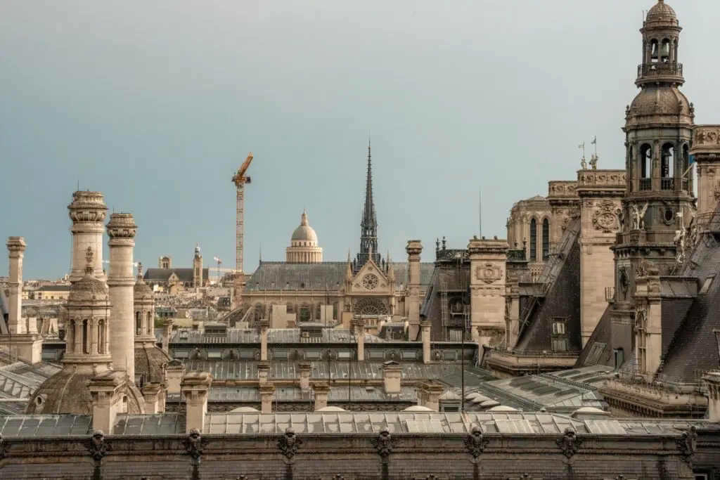 Vue panoramique de Paris depuis le toit du BHV Marais avec l'Hôtel de Ville, Notre-Dame, le Panthéon et les toits de la capitale.