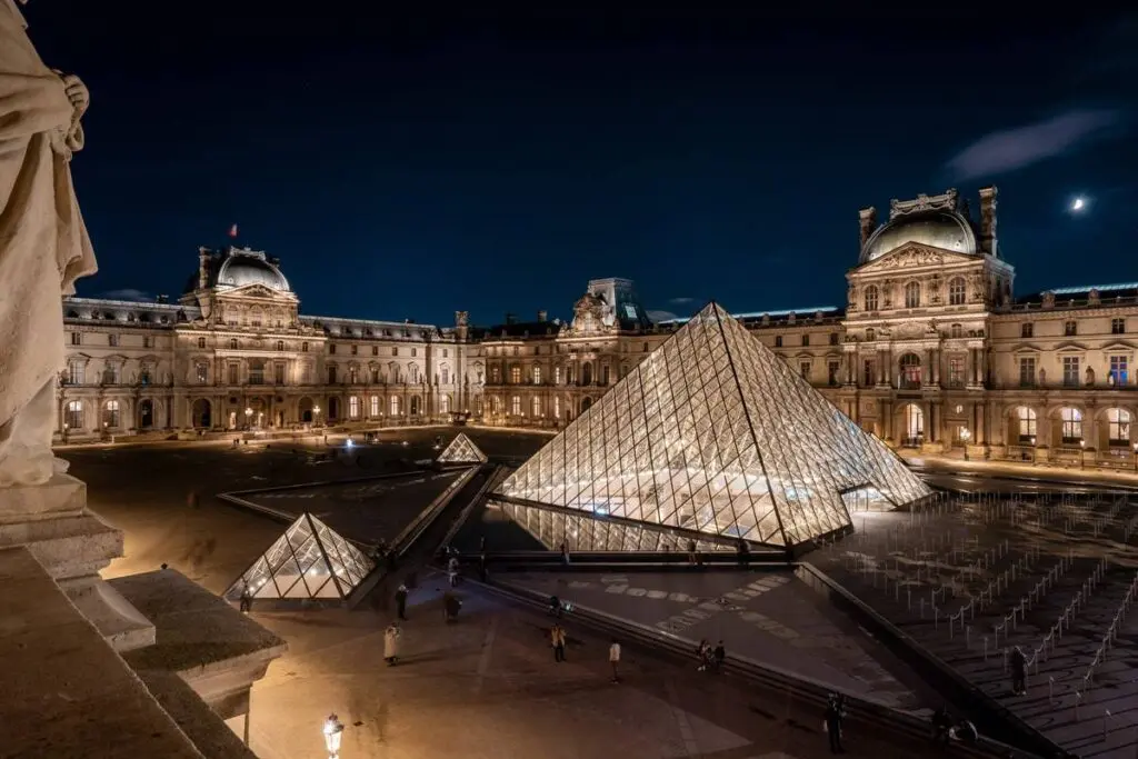 Pyramide du Louvre de nuit vue depuis une terrasse du musée lors d'un événement d'entreprise organisé après la fermeture au public.