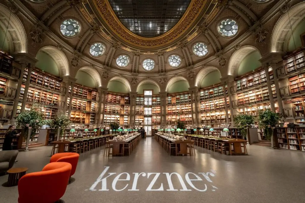 Salle Ovale de la Bibliothèque nationale de France, site Richelieu à Paris, aménagée avant l'arrivée d'une centaine d'invités pour un événement d'entreprise.