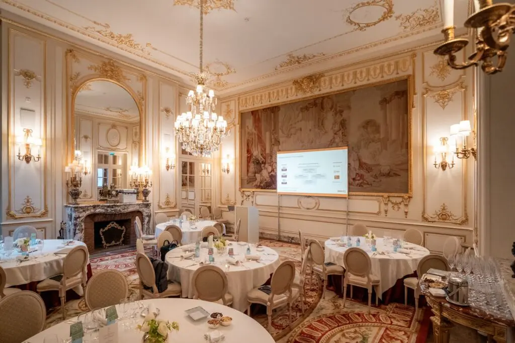 Salon de réception du Ritz Paris aménagé avec tables rondes pour une conférence et un repas d’entreprise place Vendôme.