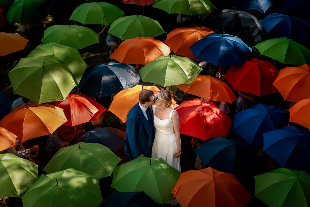 séance photo au milieu des invités et des parapluies