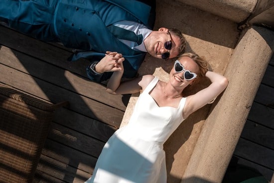 photo de couple sur un banc en fin de journée