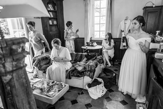 préparatifs de oiselles d'honneur et mariée