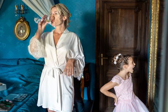 préparatifs avec mère et fille, flute de champagne, photographe mariage paris