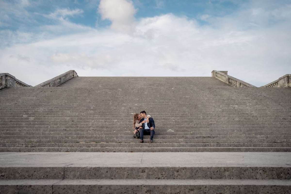 sur les marches du grand escalier de l'orangerie à versailles