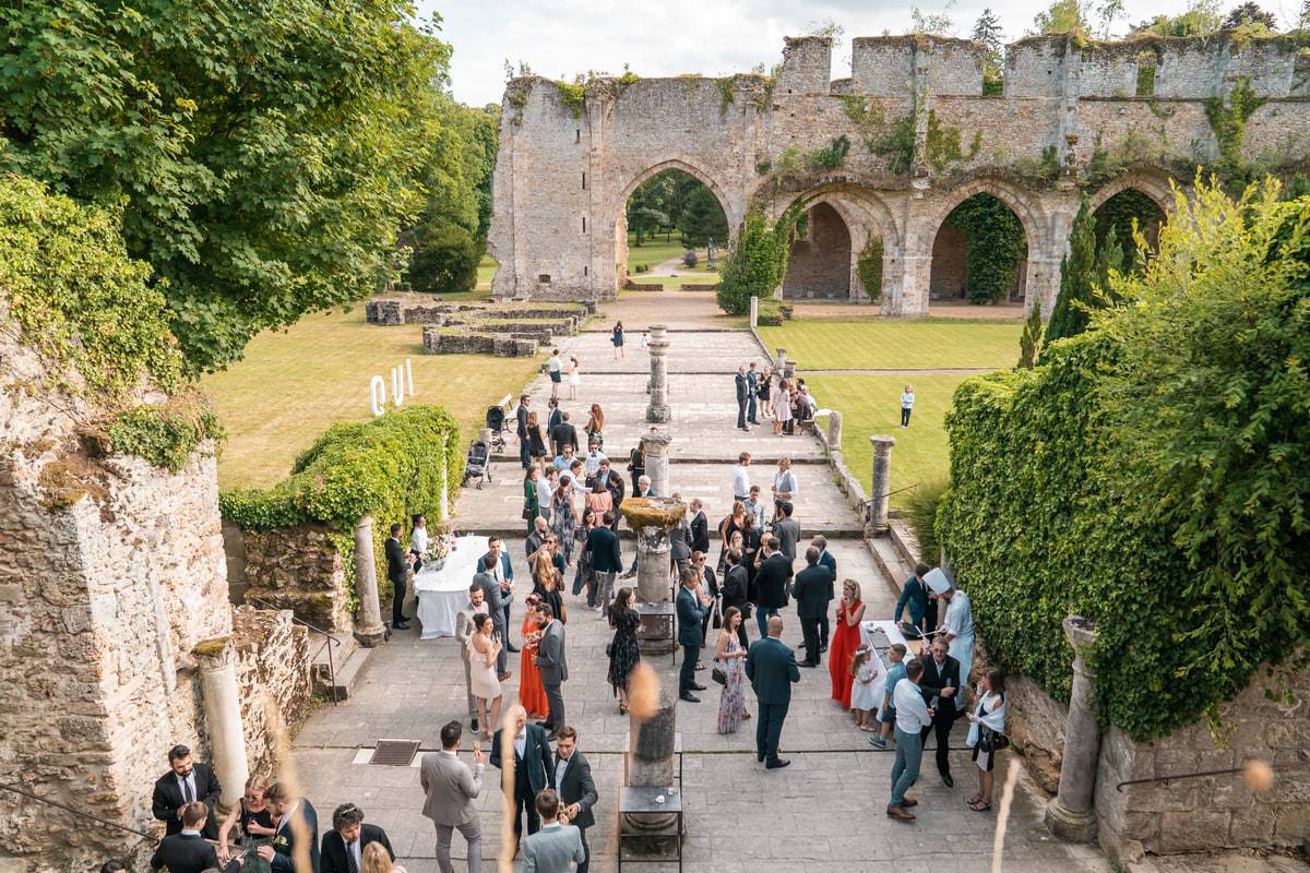 cocktail réception mariage près de la ruine de l'abbaye