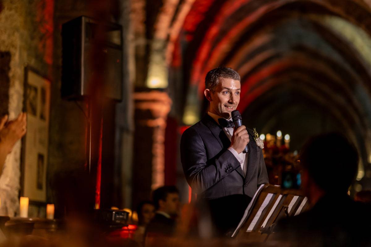 discours du marié dans le réfectoire des moines