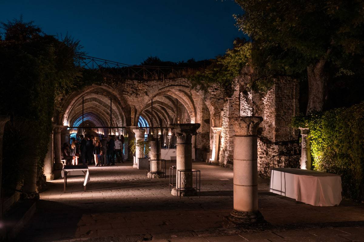 entrée du réfectoire des moines la nuit