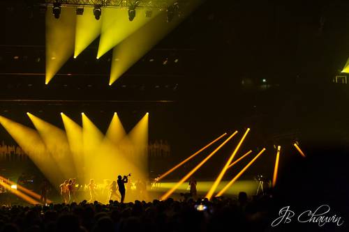 photo silhouette du trompetete Ibrahim Maalouf lors d'un concert à Bercy