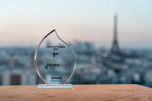 photo d'une remise prix avec la Tour Eiffel en fond lors de la cérémonie Amundi