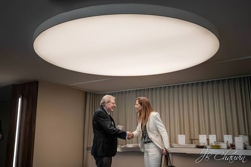 photo d'une poignée de main lors d'une rencontre d'entreprise à paris Montparnasse