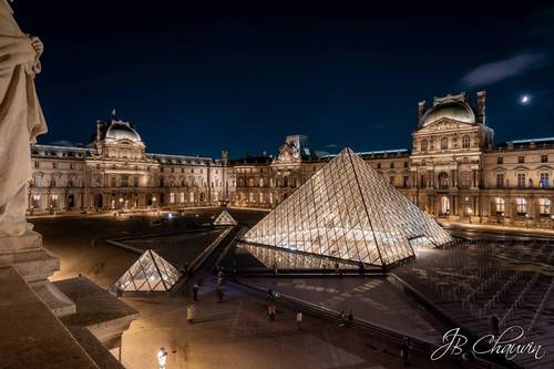 prise de vue de la pyramide du louvre depuis un salon de réception pour une soirée d'entreprise