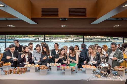 dressage buffet et convives sur une péniche à paris