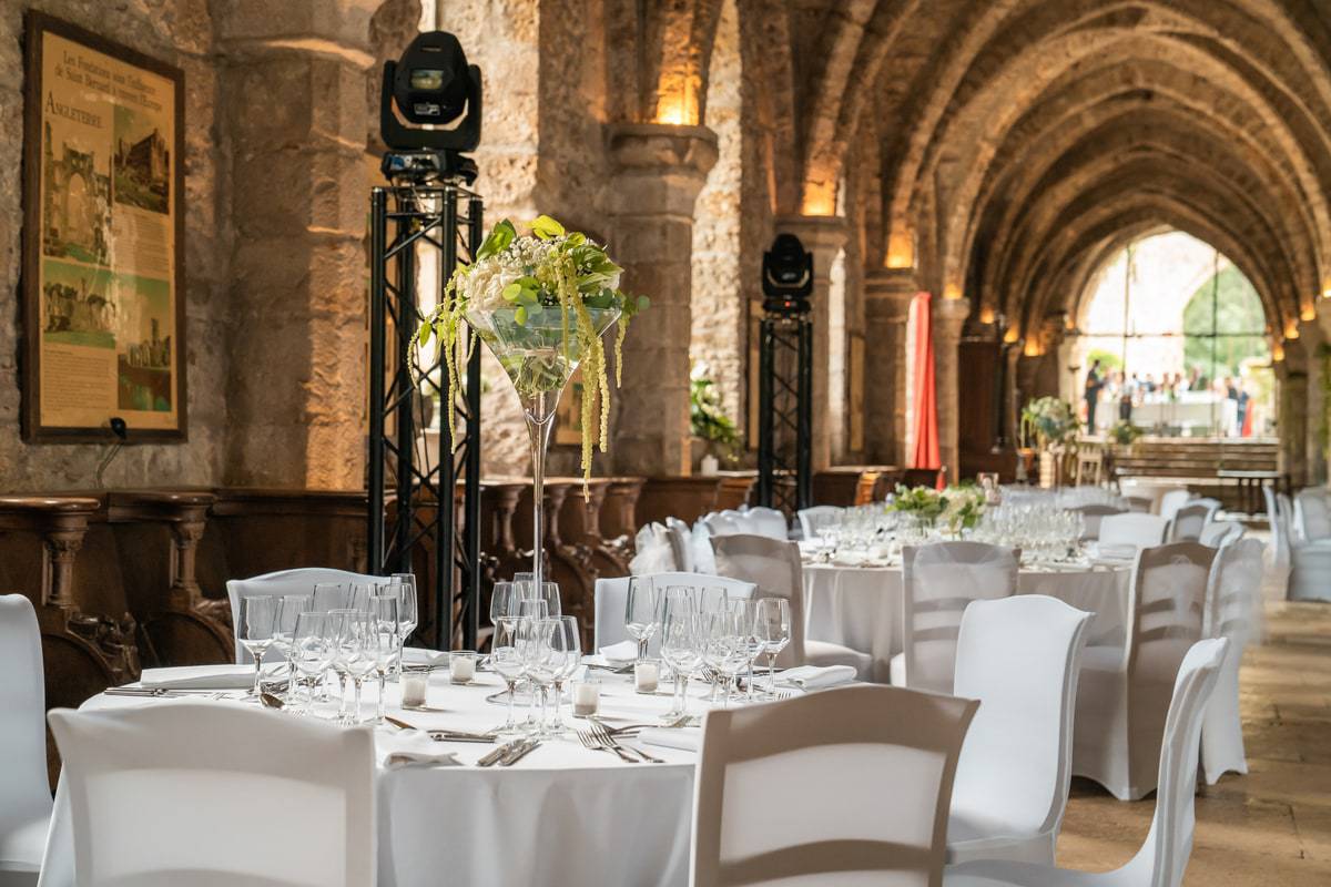 réfectoire des moines dressé pour un mariage