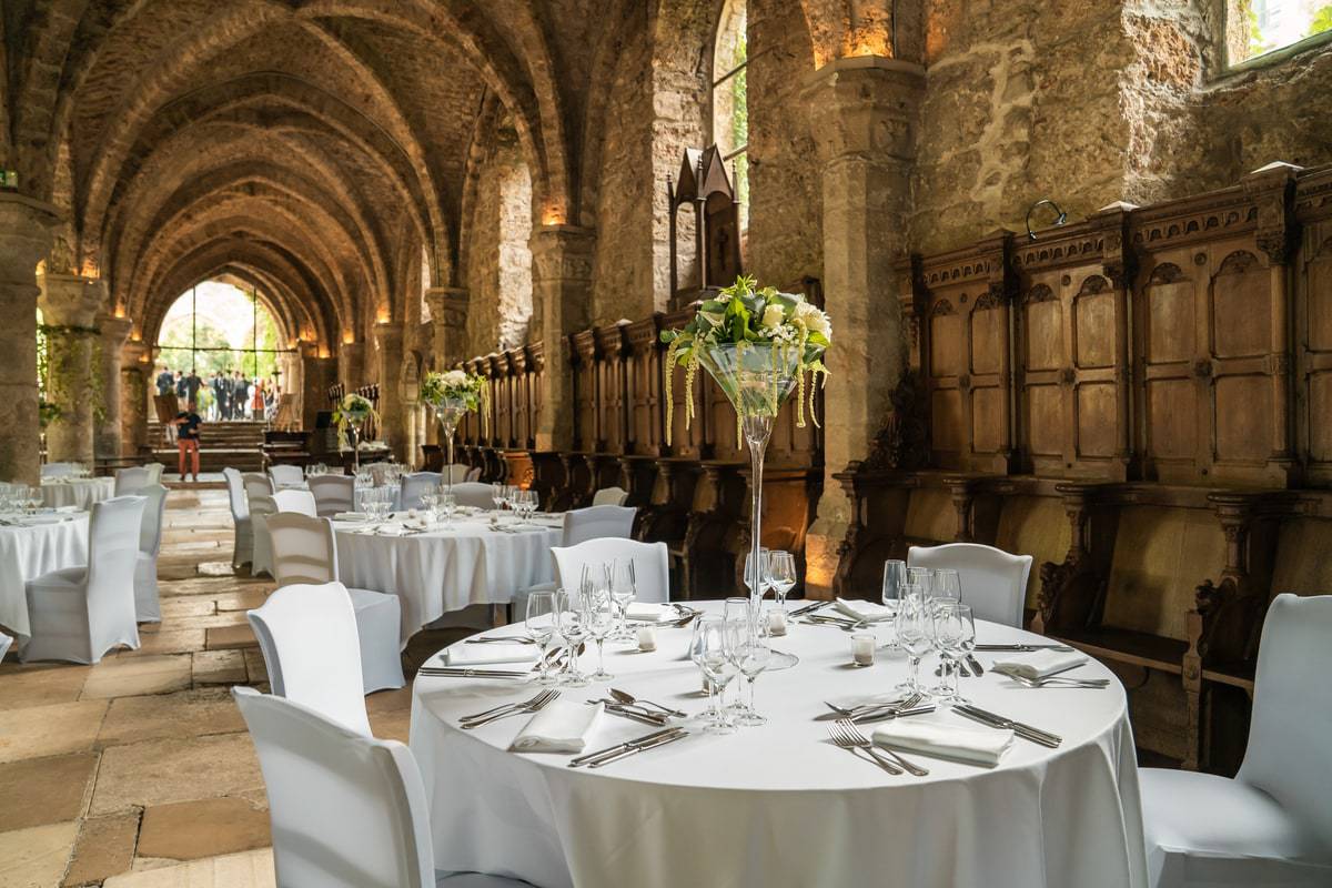 réfectoire des moines dressé pour un mariage