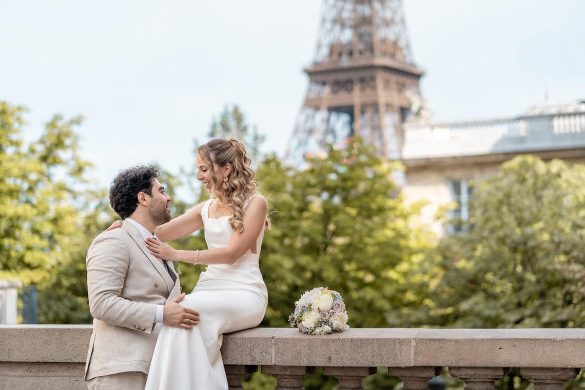 Mariés dans une ruelle près de la Tour Eiffel à paris