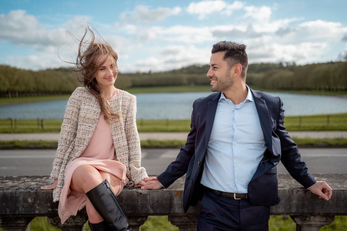 brise légère dans les cheveux de la mariée devant la pièce d'eau des suisses à versailles