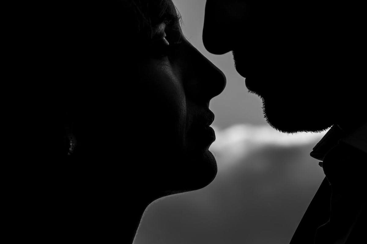 gros plan sur une silhouette d'un couple lors d'une séance photo de couple à versailles