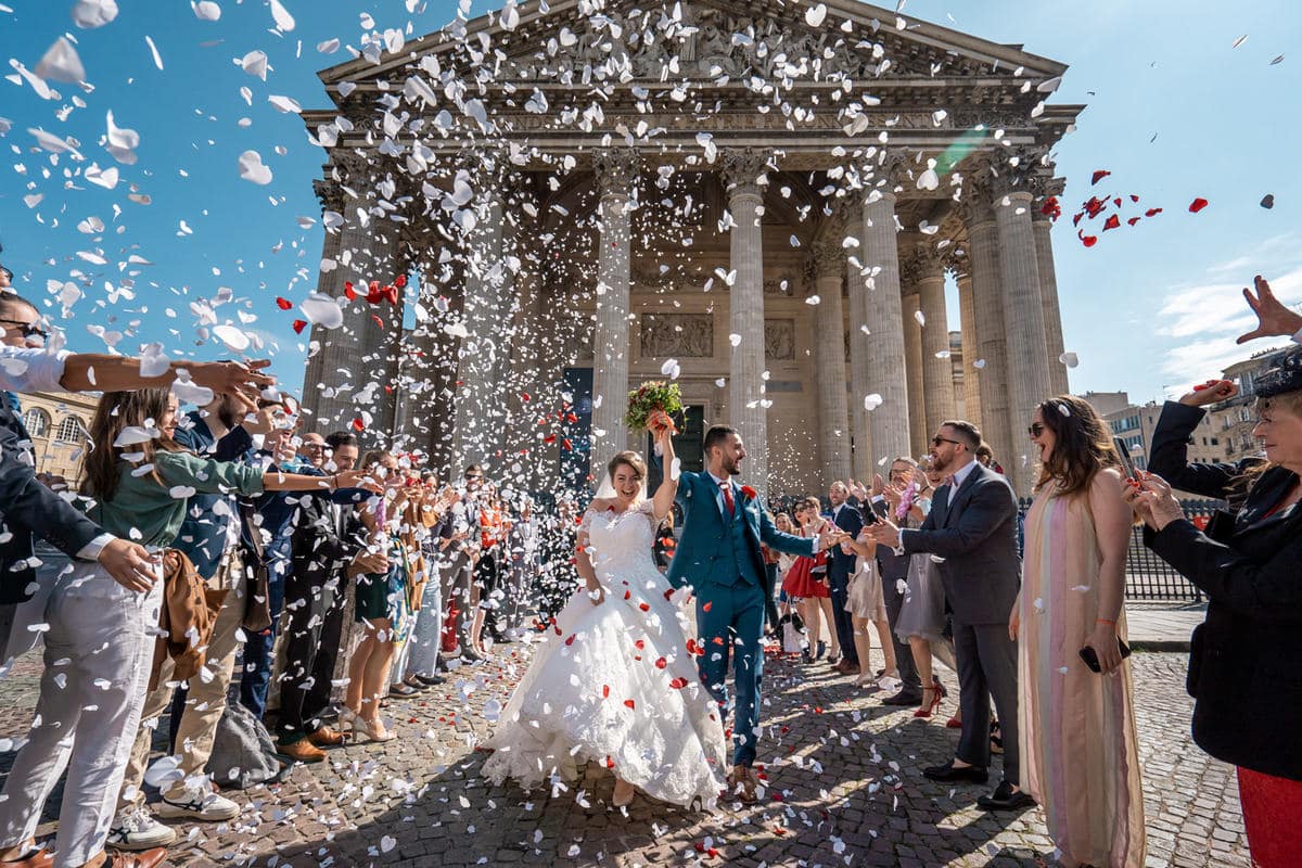sortie de mairie et lancé de confettis sur la place du panthéon