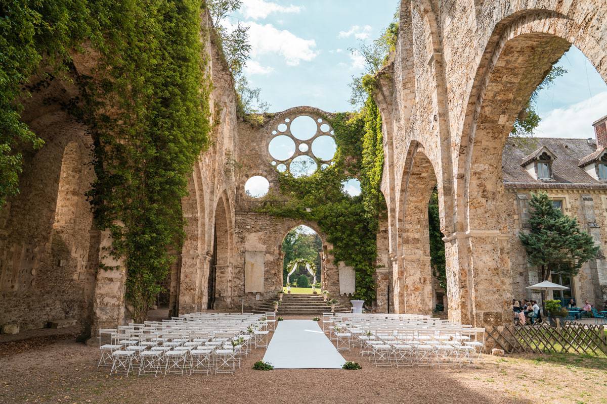 cérémonie laïque dans la ruine de l'abbaye