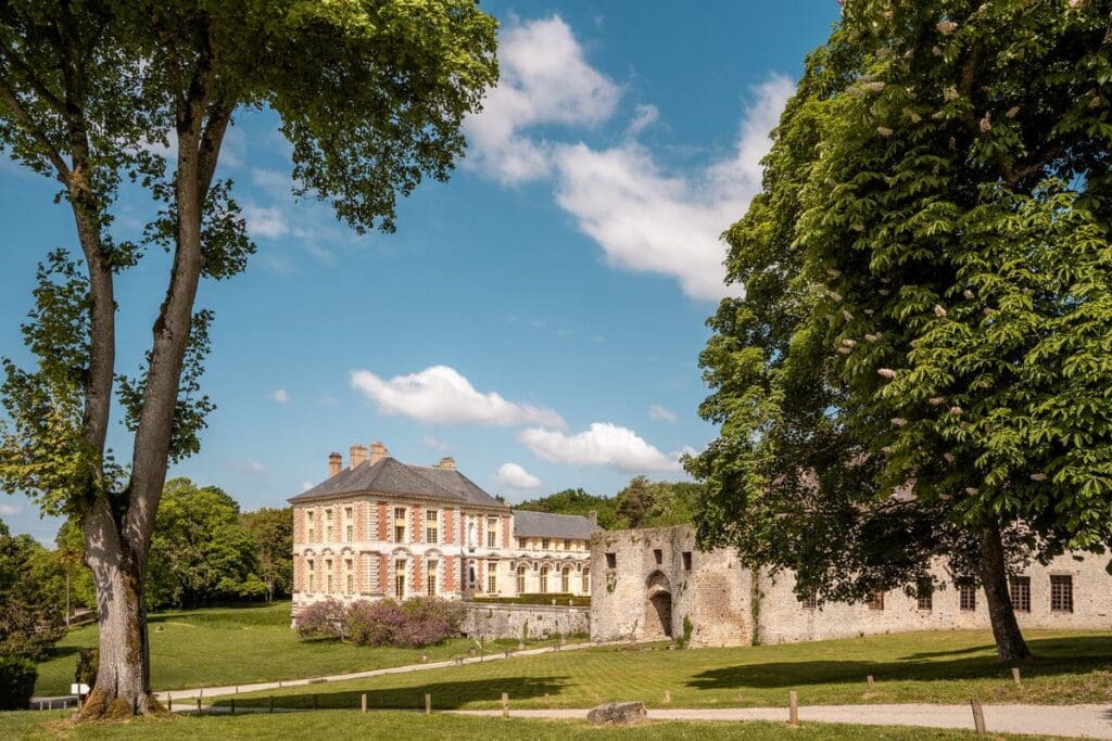 vue du chateau de vallery depuis l'entrée qui mène au parking
