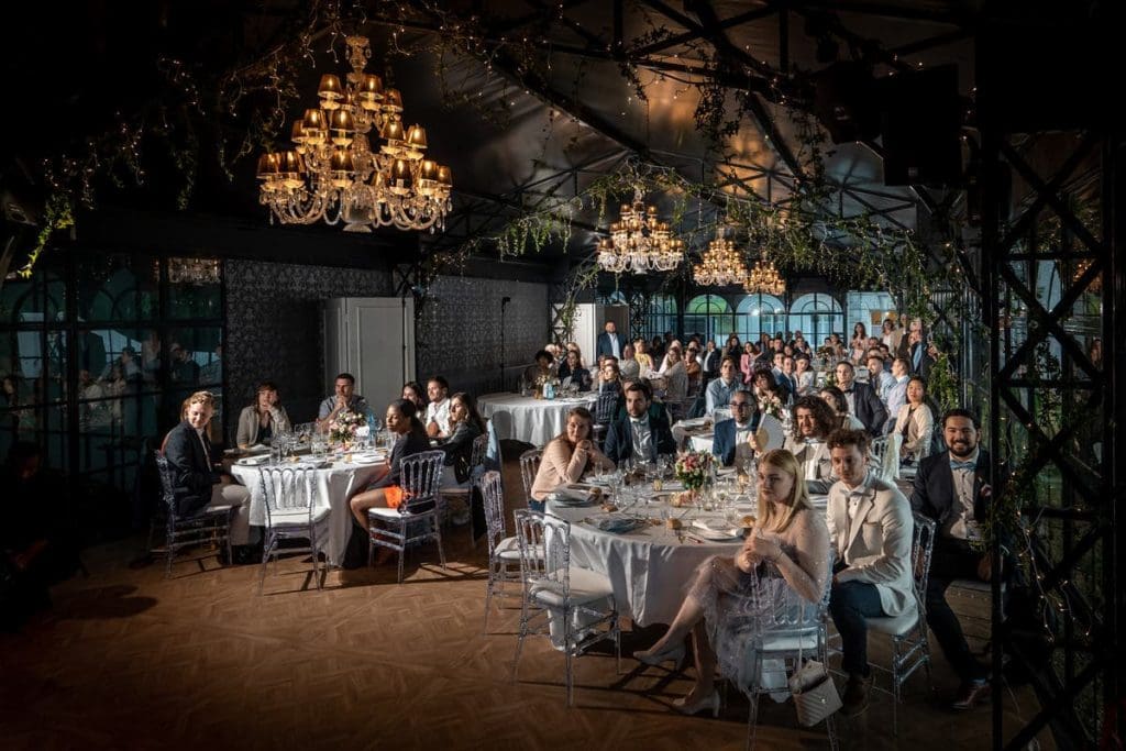 salle de réception pendant une animation d'un diner de mariage au château d'hardricourt dans les Yvelines