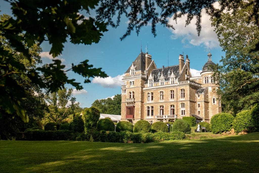 prise de vue du chateau de méridon depuis le fond de son parc arboré de grands arbres