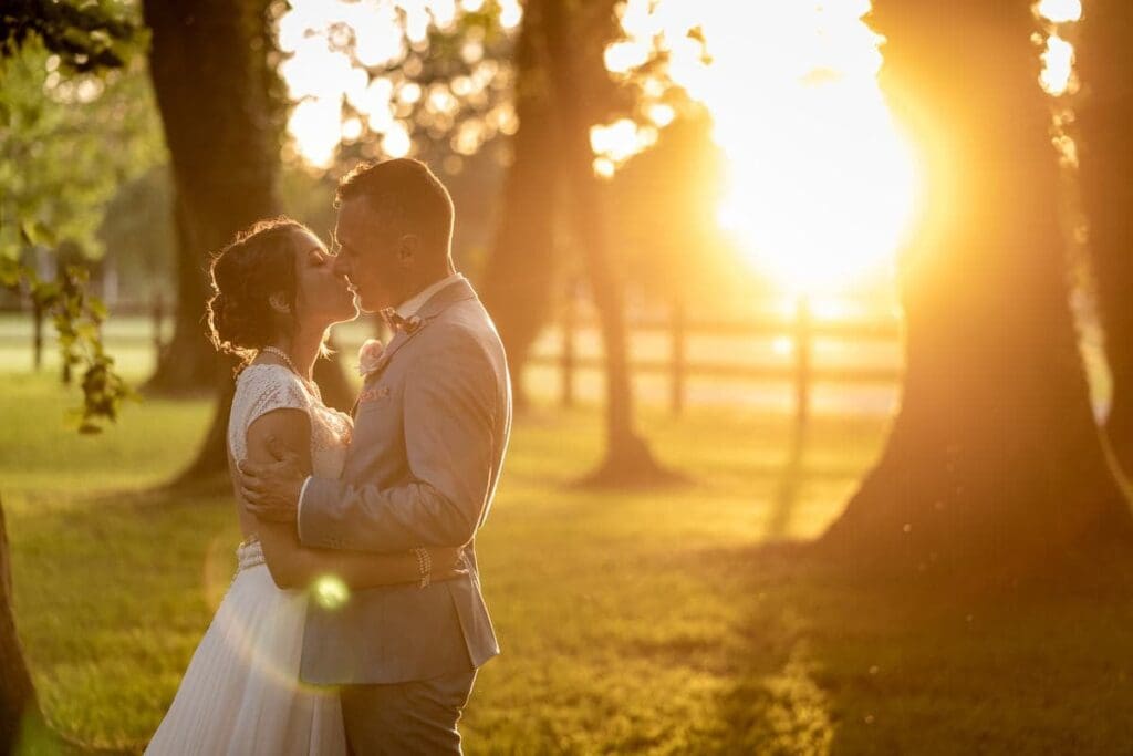 Photo de couple au couché de soleil lors d'un mariage à l'abbaye royale de cerconceaux