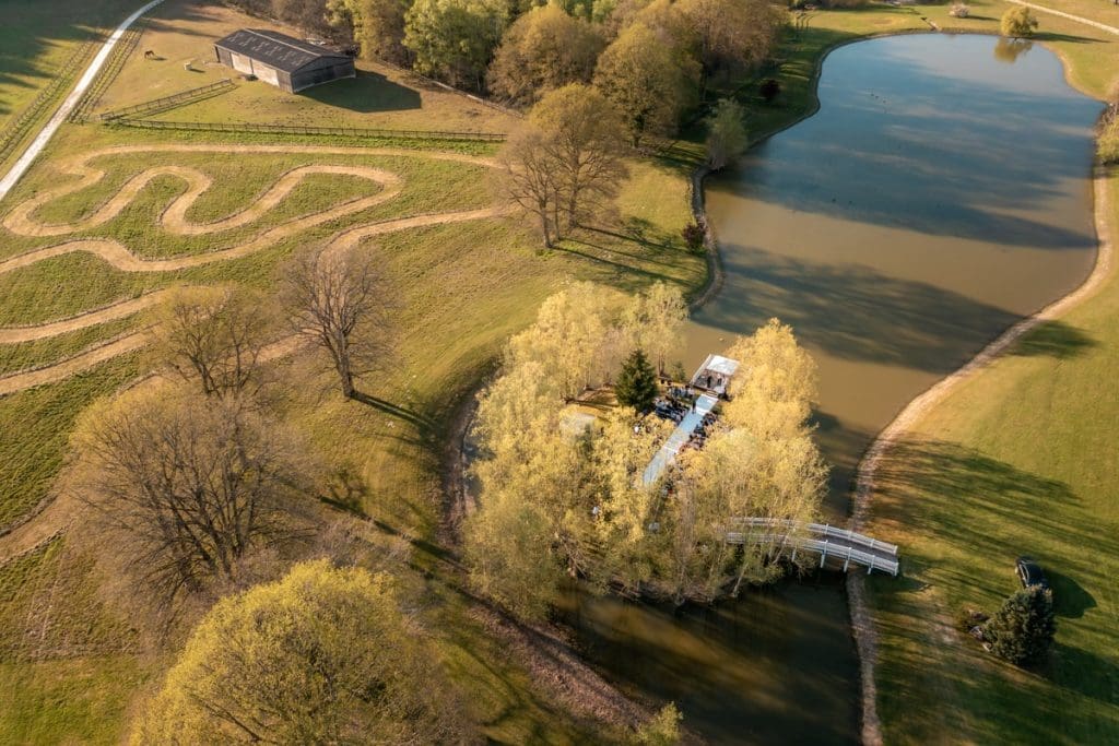vue en drone de l'île des cérémonies au domaine de la butte ronde dans les Yvelines
