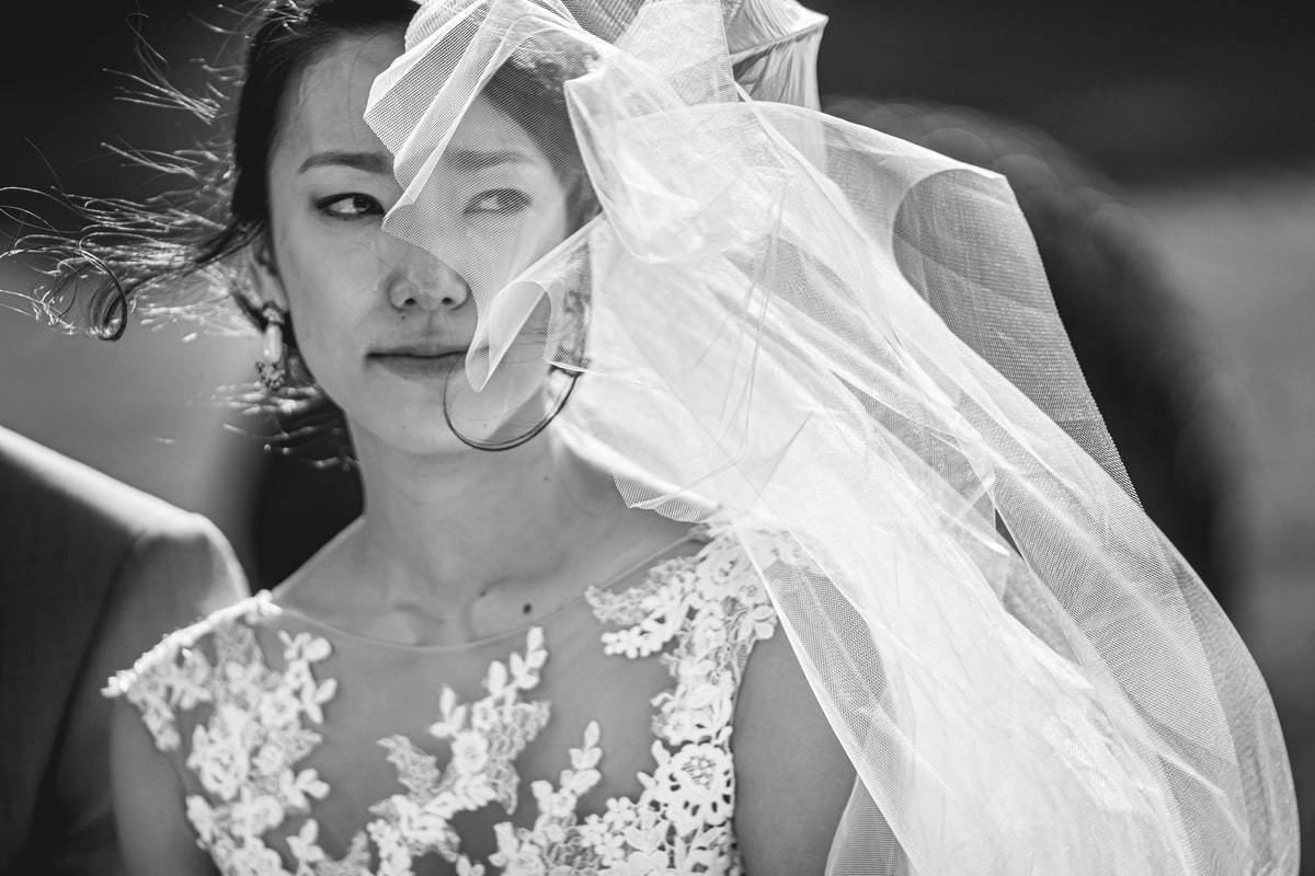 Une larme de mariée qui coule le long de sa joue pendant la cérémonie laïque de mariage