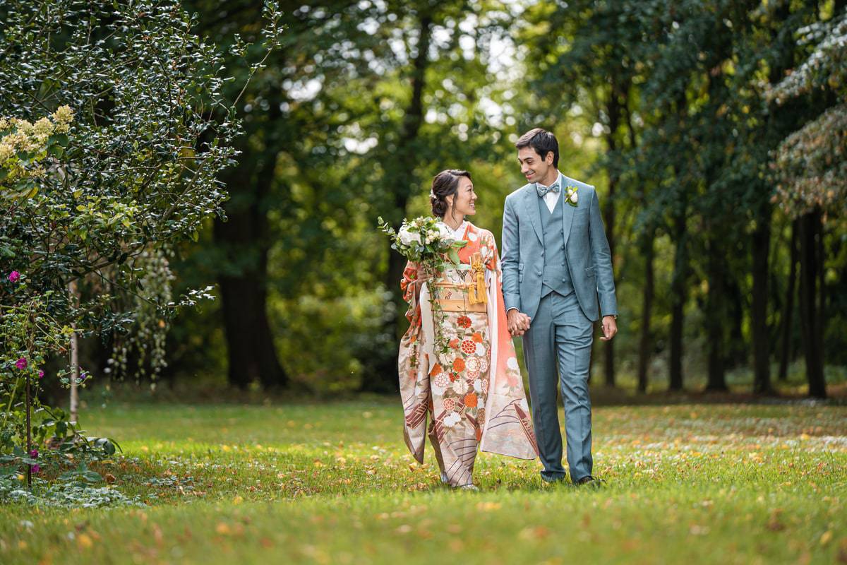 Photo de couple avec mariée en kimono, dans le parc du château de champlâtreux