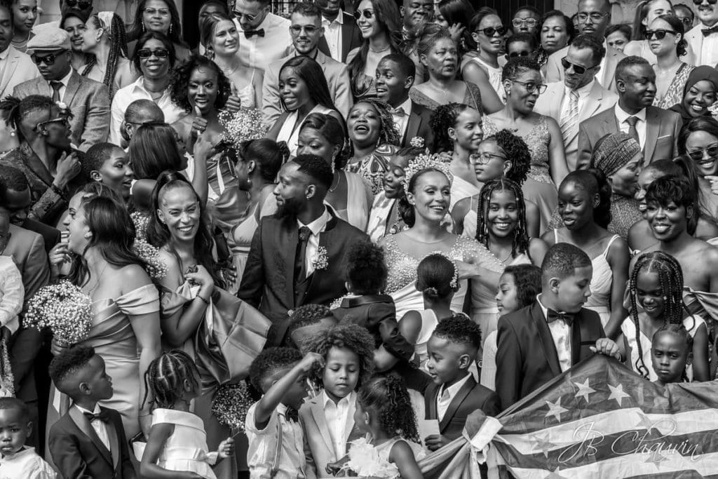 photo de groupe sur les marches de l'église de Rambouillet, personnes à fond perdus remplissant tout le cadre de l'image