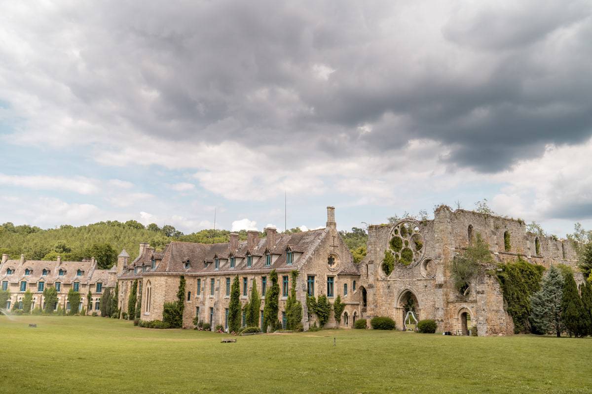 vue d'ensemble de l'abbaye des vaux de cerna en été pendant un mariage