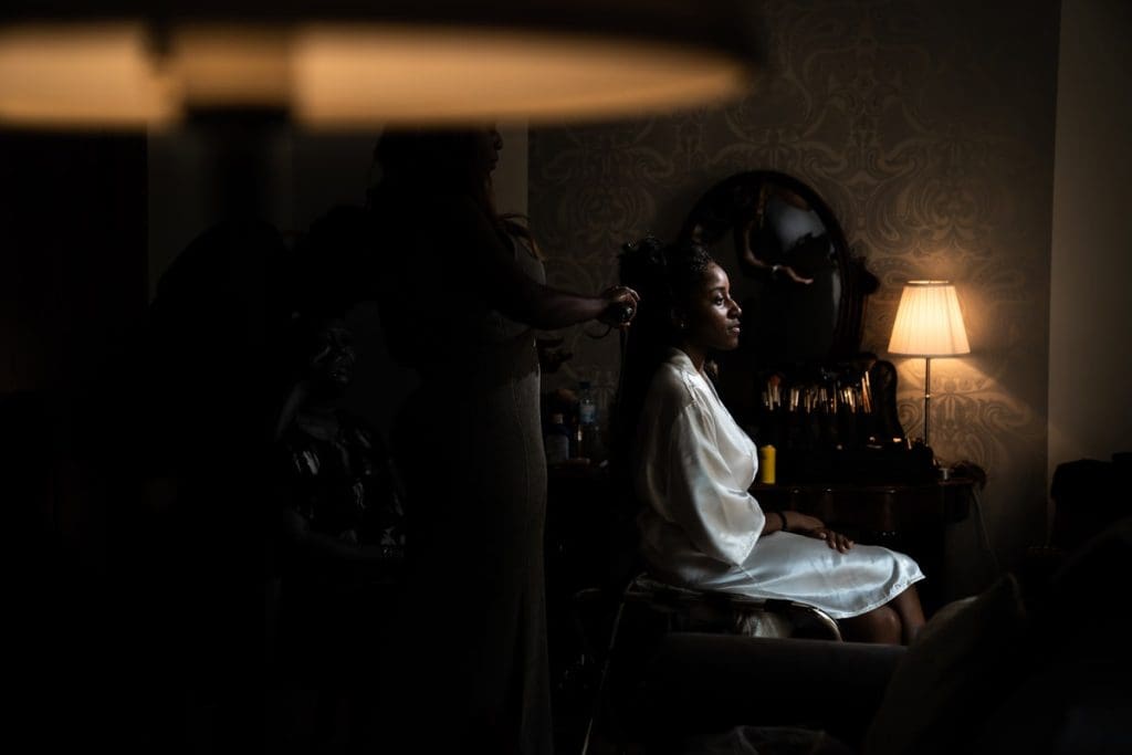 mariée africaine face à la fenêtre de sa chambre au domaine de la butte ronde