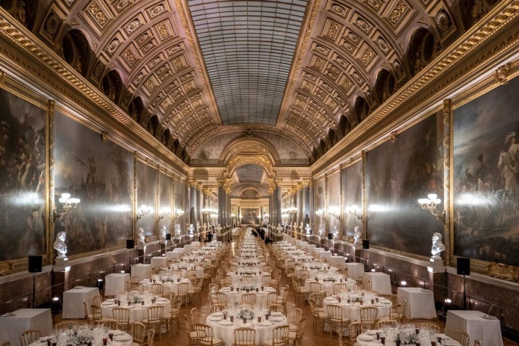 salles des batailles à versailles dressées pour accueillir un diner de 700 personnes