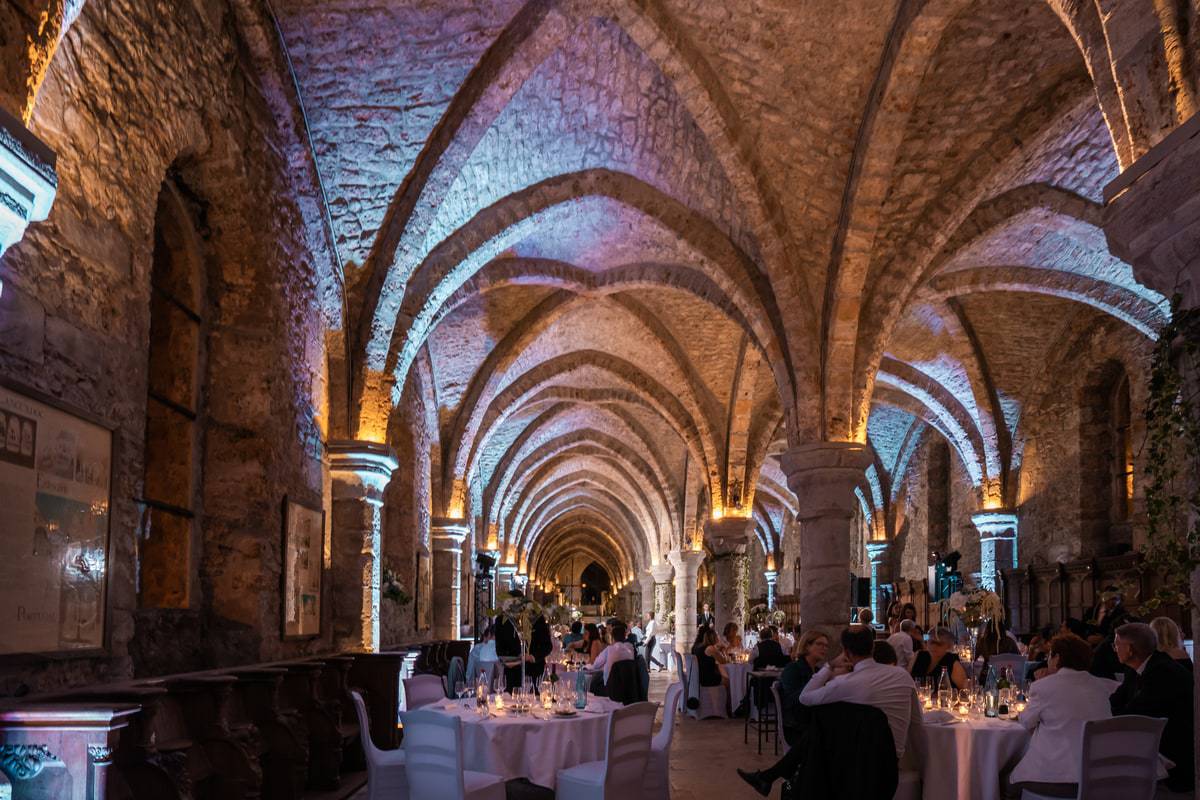 réfectoire des moines dressé pour un mariage