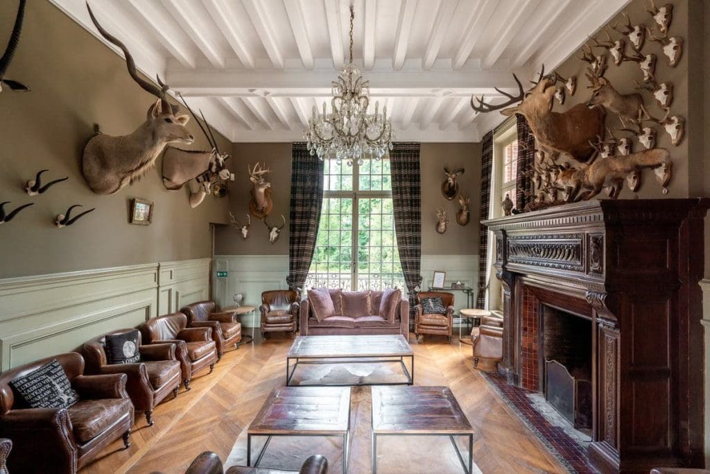 salle emblématique du chateau de belmesnil en Normandie avec ses trophées qui ornent chaque pan de mur