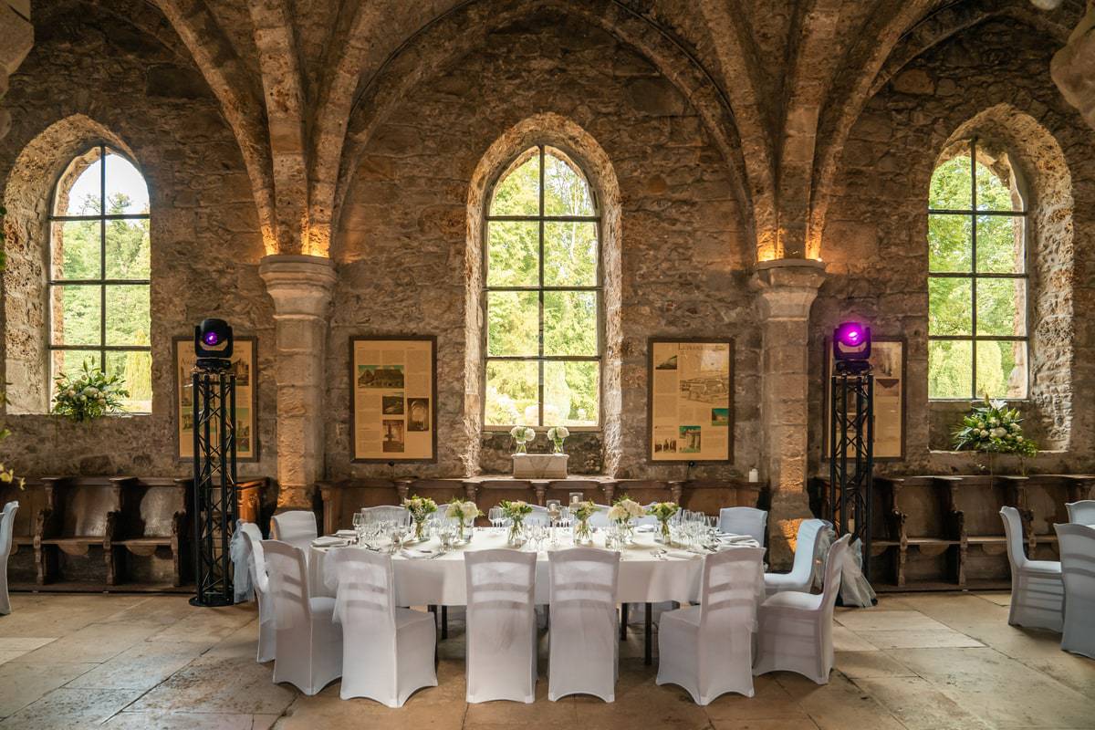 réfectoire des moines dressé pour un mariage