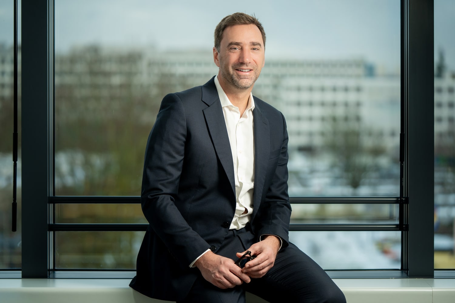 Portrait professionnel du président France de la société Olympus réalisé dans son bureau en région parisienne