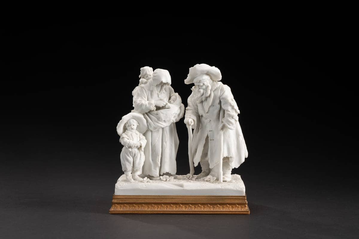 Sculpture en biscuit de porcelaine blanche photographiée pour un catalogue d'objets d'art