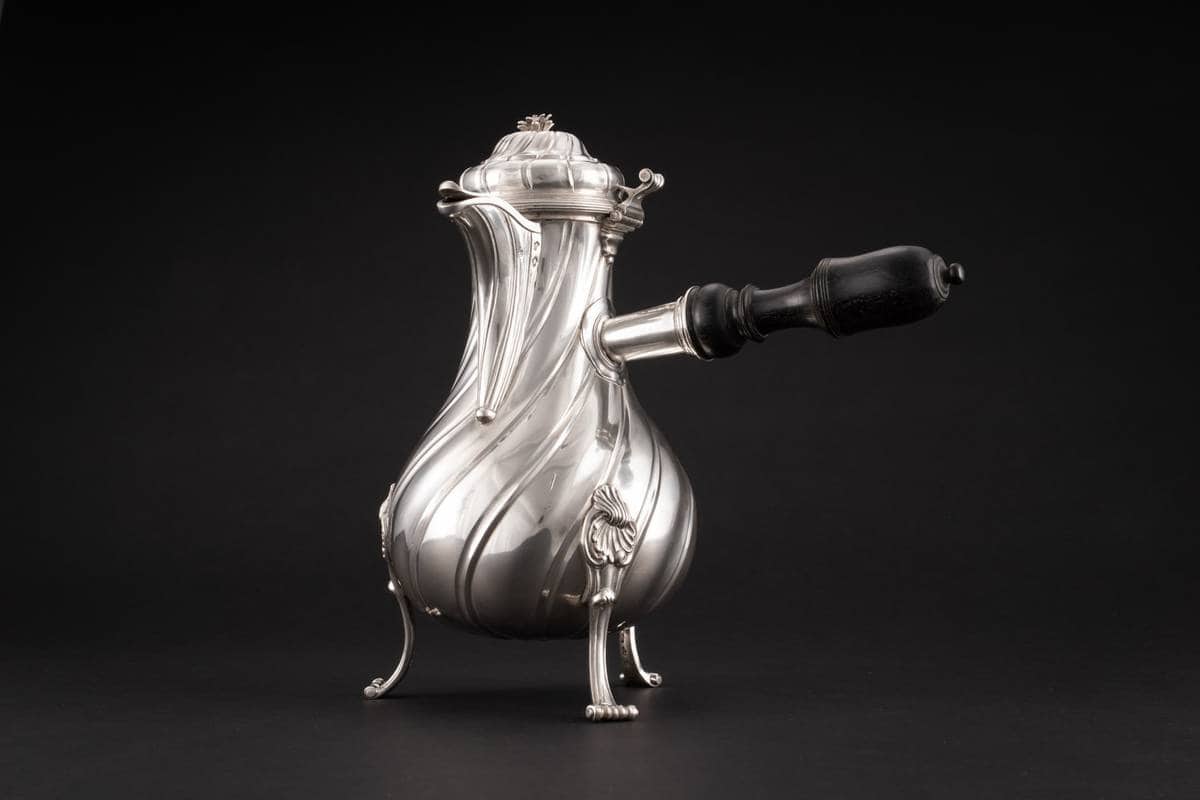 Cafetière Puiforcat en argent massif photographiée pour expertise d'orfèvrerie